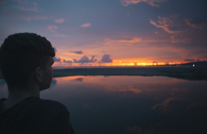 Man kijkt naar de zonsondergang